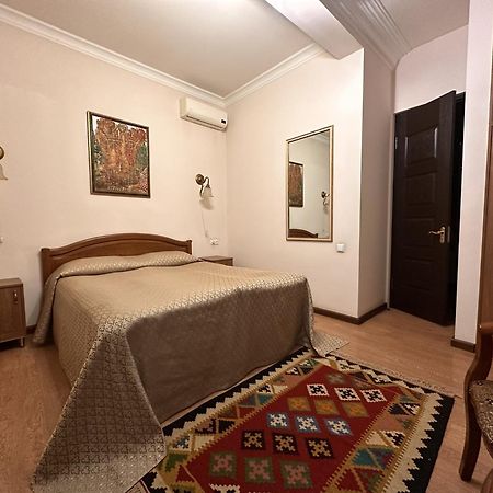 Hin Yerevantsi Hotel Exterior foto